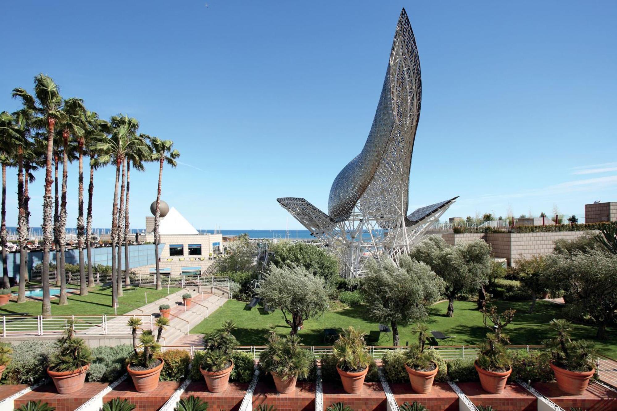 Hotel Arts Barcellona Esterno foto The sculpture in 2011